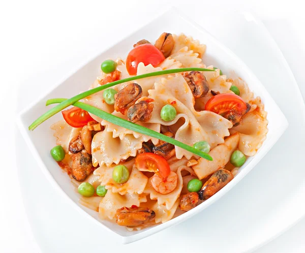 Farfalle Pasta mit Meeresfrüchten, Kirschtomaten und grünen Erbsen — Stockfoto