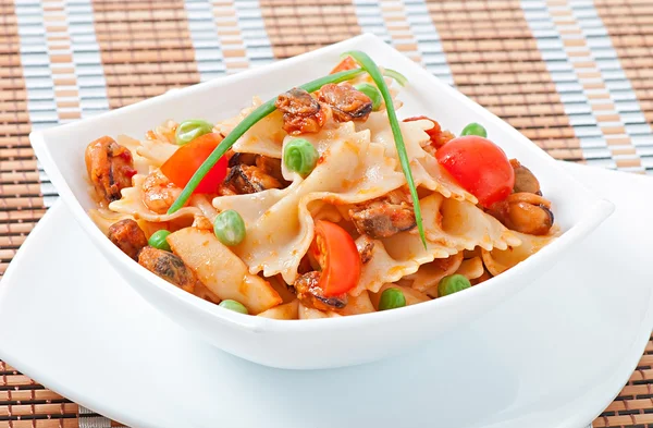 Pasta Farfalle con mariscos, tomates cherry y guisantes verdes — Foto de Stock