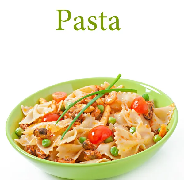 Farfalle pasta with seafood, cherry tomatoes and green peas — Stock Photo, Image