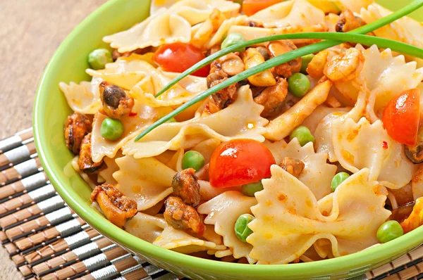 Farfalle massas com frutos do mar, tomate cereja e ervilhas verdes — Fotografia de Stock