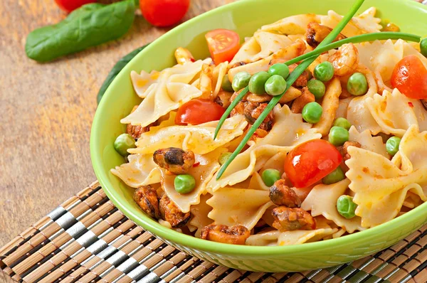 Pasta Farfalle con mariscos, tomates cherry y guisantes verdes — Foto de Stock