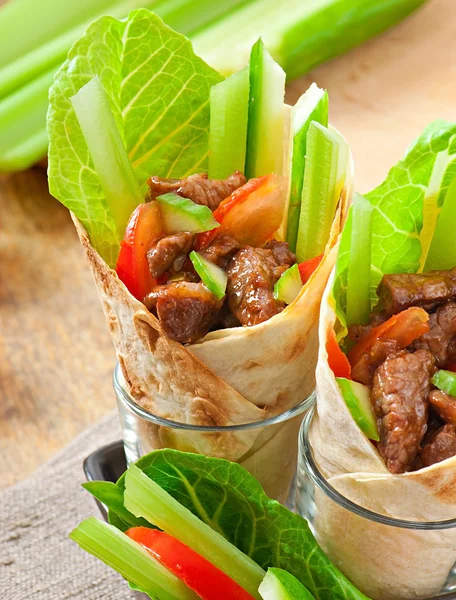 Tortilla wraps med kött och färska grönsaker — Stockfoto