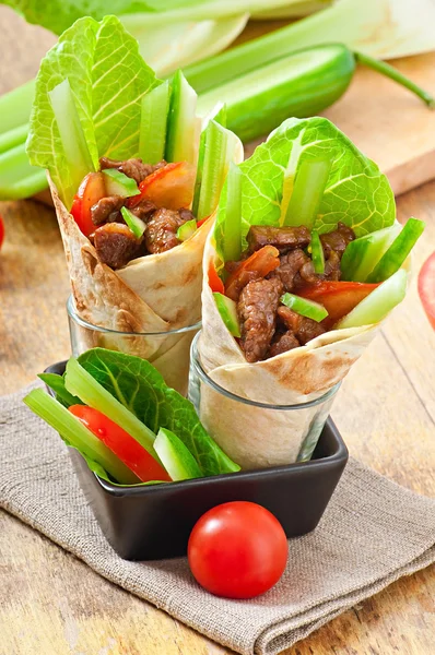Tortilla wraps with meat and fresh vegetables — Stock Photo, Image