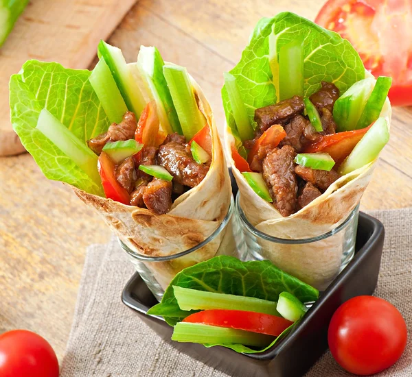 Tortilla wraps with meat and fresh vegetables — Stock Photo, Image