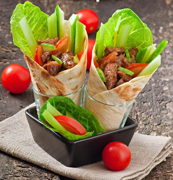 Envolturas de tortilla con carne y verduras frescas — Foto de Stock