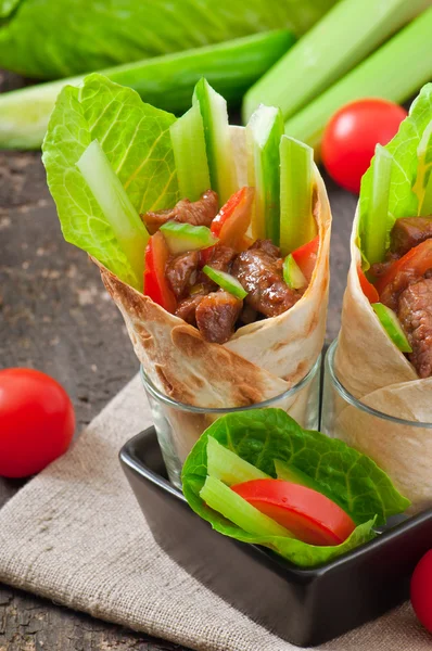 Envolturas de tortilla con carne y verduras frescas —  Fotos de Stock