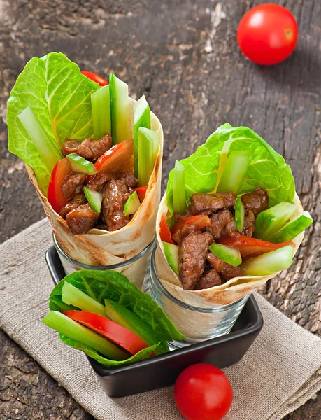Tortilla Wraps mit Fleisch und frischem Gemüse — Stockfoto
