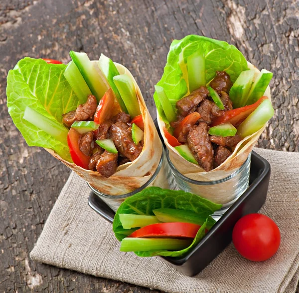 Tortilla wraps with meat and fresh vegetables — Stock Photo, Image