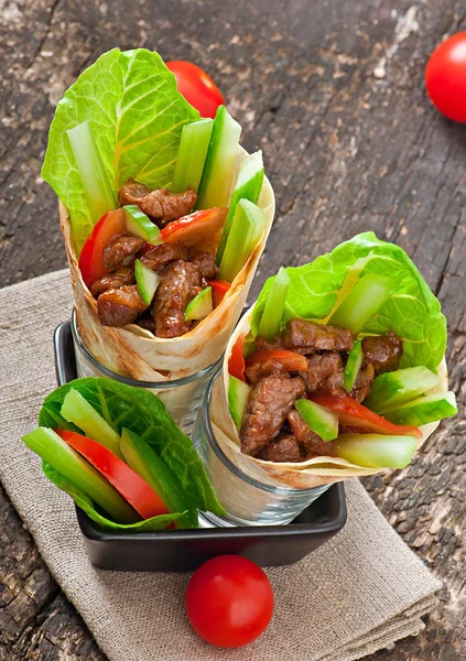 Tortilla wraps with meat and fresh vegetables — Stock Photo, Image