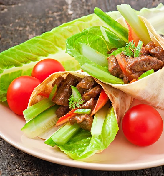 Envolturas de tortilla con carne y verduras frescas —  Fotos de Stock