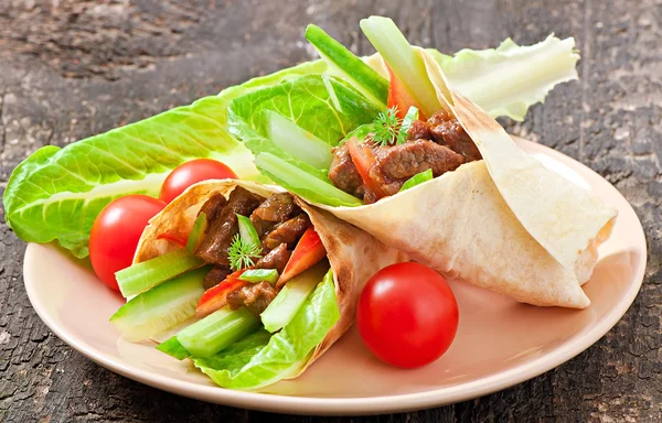 Envolturas de tortilla con carne y verduras frescas — Foto de Stock