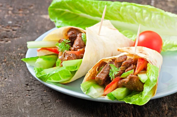 Tortilla wraps met vlees — Stockfoto