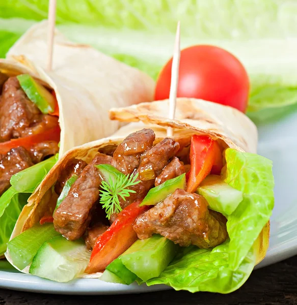 Envolturas de tortilla con carne y verduras frescas —  Fotos de Stock