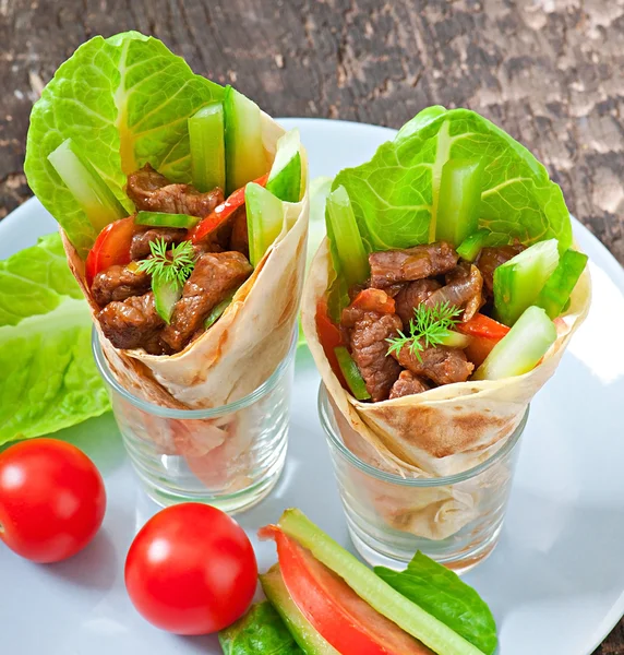 Envolturas de tortilla con carne y verduras frescas —  Fotos de Stock