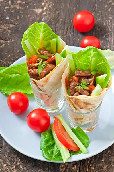 Envoltórios de tortilla com carne e legumes frescos — Fotografia de Stock