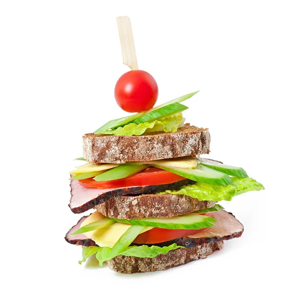Сэндвич с ветчиной и свежими овощами на белом фоне — стоковое фото