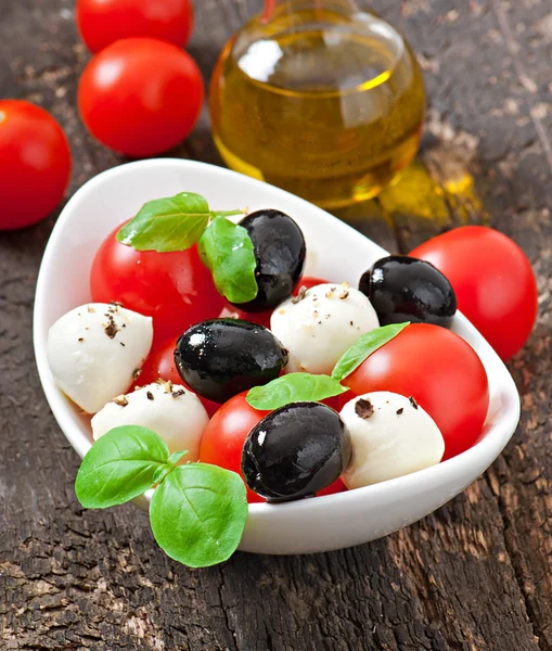Sałatka z mozzarelli, pomidory, oliwki — Zdjęcie stockowe