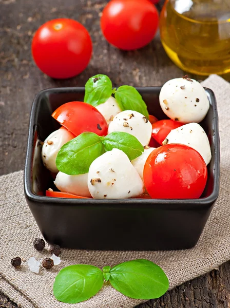 Fresh salad with cherry tomatoes, basil and mozzarella — Stock Photo, Image