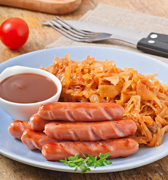 Würstchen und gebratenes Kraut — Stockfoto