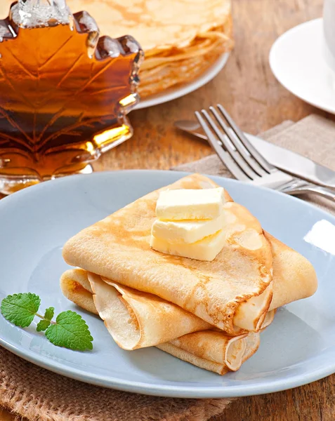 Pancakes with maple syrup — Stock Photo, Image