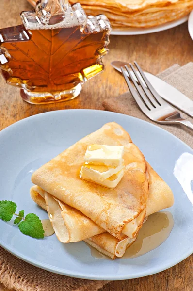 Pancakes with maple syrup — Stock Photo, Image