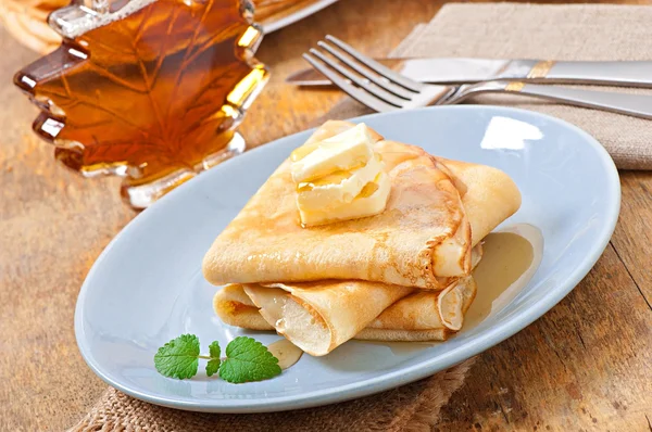 Pancakes with maple syrup — Stock Photo, Image