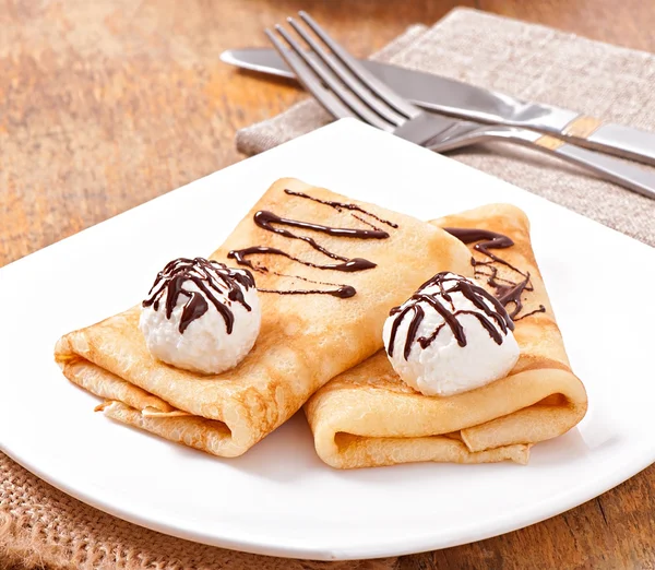 Pancakes with ice cream and chocolate sauce — Stock Photo, Image