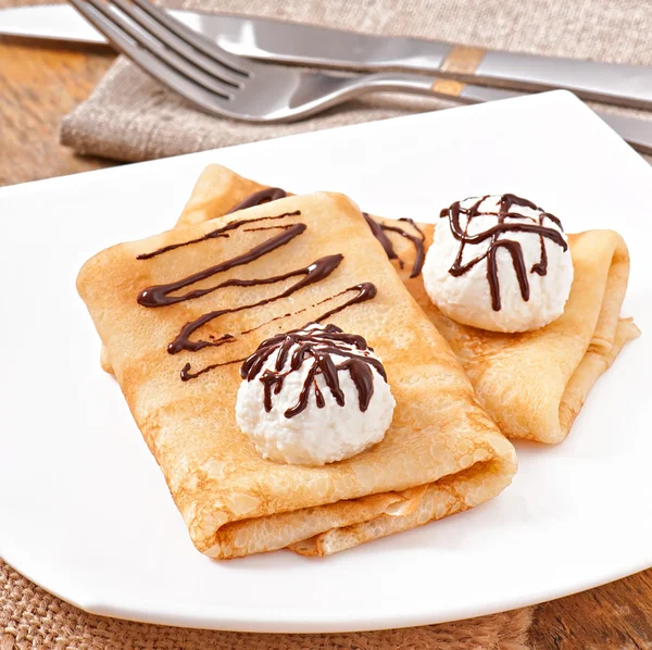 Pancakes with ice cream and chocolate sauce — Stock Photo, Image