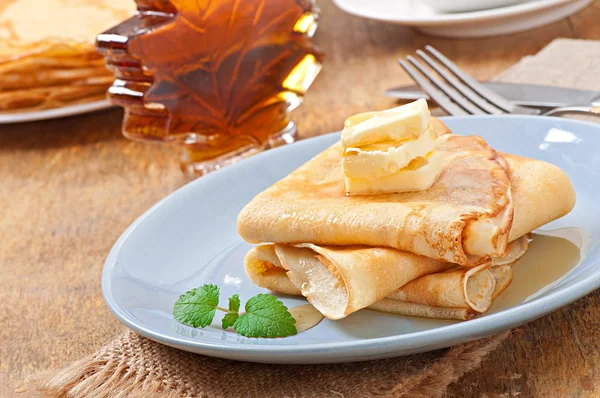 Pancakes with maple syrup — Stock Photo, Image