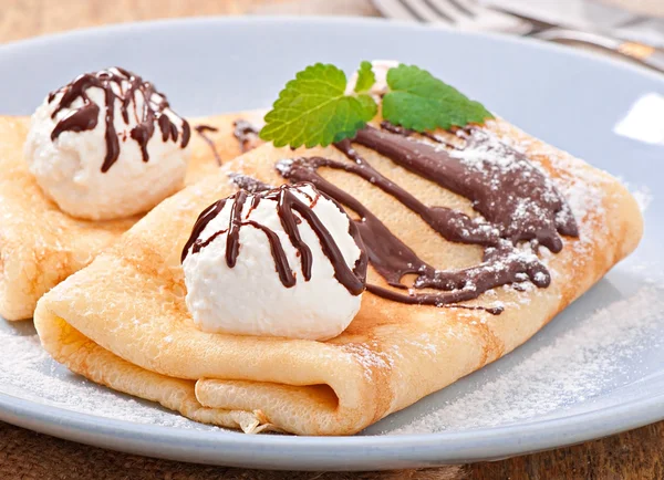 Crêpes à la crème glacée et sauce au chocolat — Photo