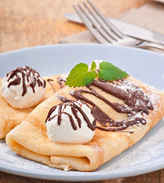 Frittelle con gelato e salsa al cioccolato — Foto Stock