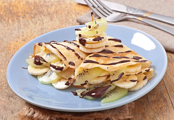 Pannkakor med frukt med choklad sirap — Stockfoto