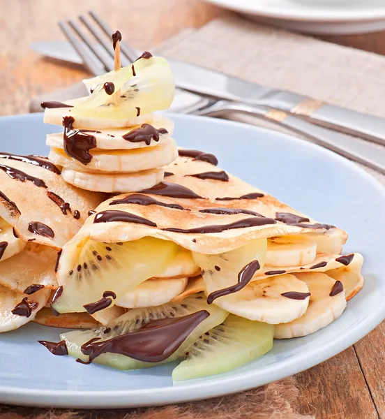 Pfannkuchen mit Früchten und Schokoladensirup — Stockfoto