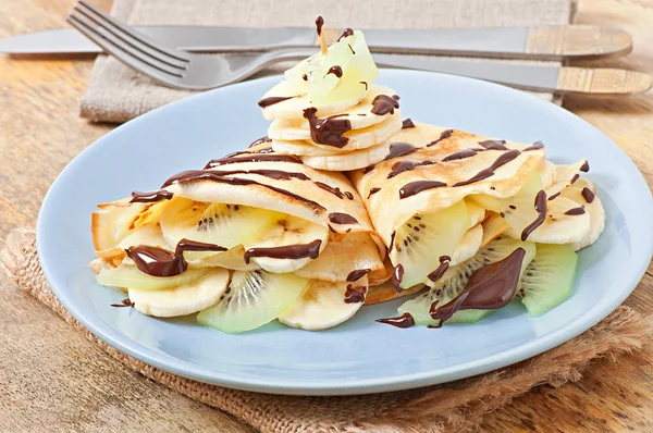 Crêpes aux fruits au sirop de chocolat — Photo