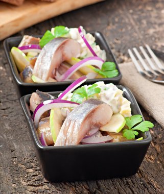 soğan ve yeşil elma ile ringa balığı salatası