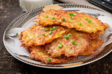 eski ahşap zemin üzerine kızarmış patates pancakes