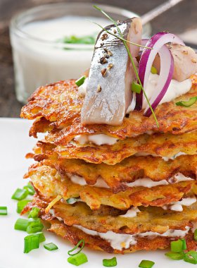 eski ahşap zemin üzerinde herring ile kızarmış patates gözlemesi