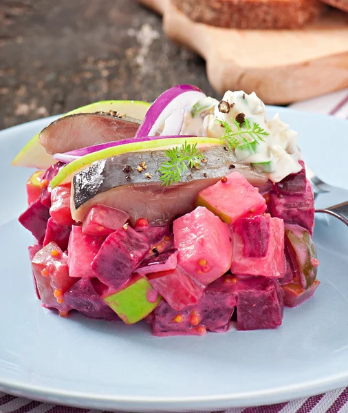 Salada de arenque com molho de creme azedo — Fotografia de Stock