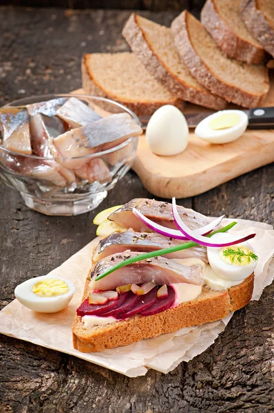 Sandwich cu pâine de secară cu hering, sfeclă, ceapă și ou — Fotografie, imagine de stoc