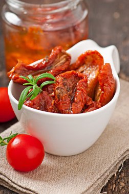 kurutulmuş domates ve biberiye