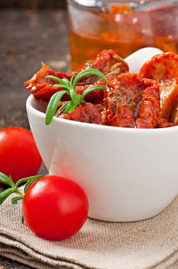 kurutulmuş domates ve biberiye