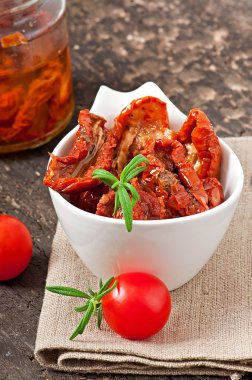 kurutulmuş domates ve biberiye