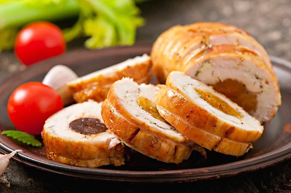 Rollo de pollo con ciruelas pasas — Foto de Stock