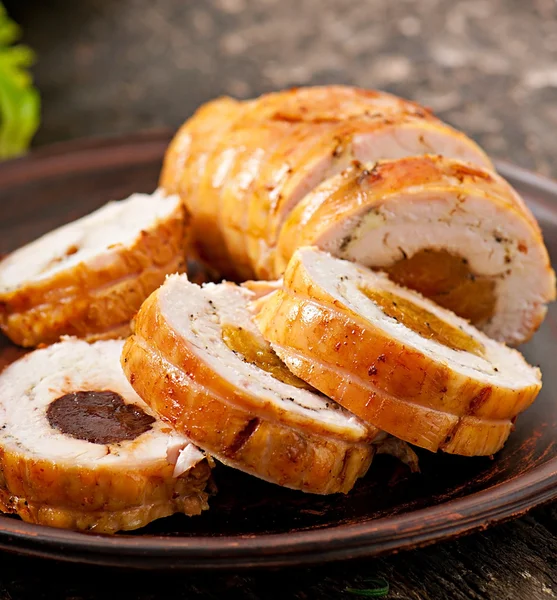 Rollo de pollo con ciruelas pasas y albaricoques secos —  Fotos de Stock