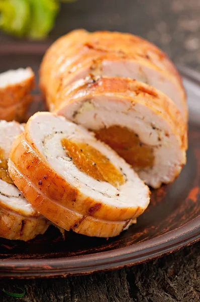 Rouleau de poulet aux pruneaux et abricots secs — Photo