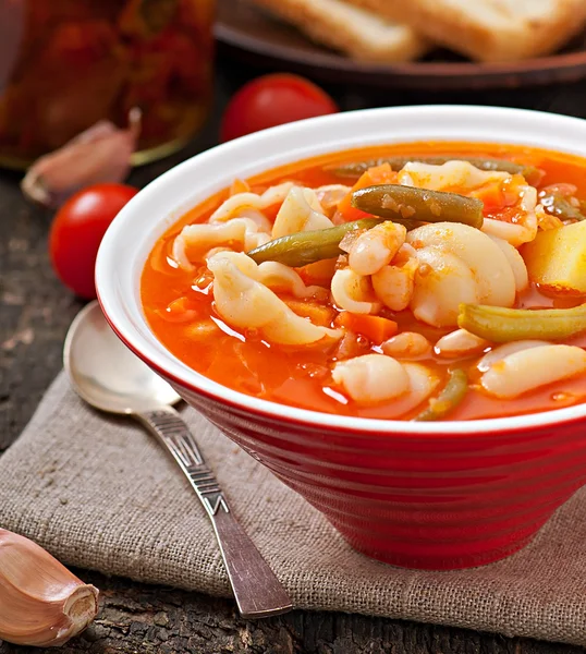 Minestrone, italiensk grönsakssoppa med pasta — Stockfoto