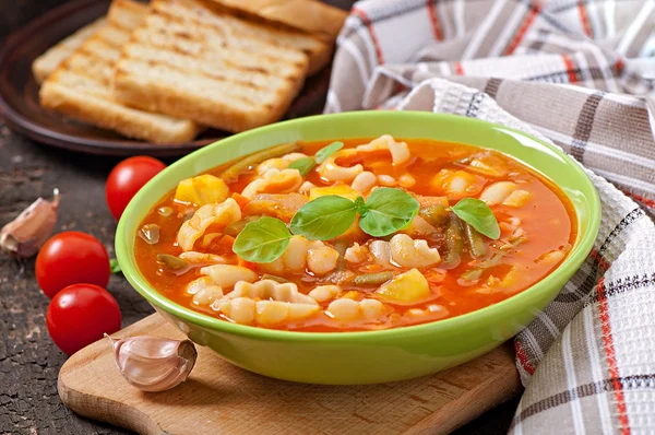 Minestrone, soupe de légumes italienne aux pâtes — Photo