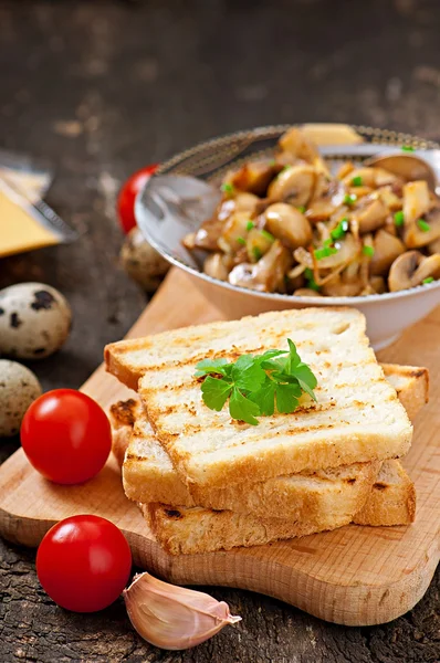 Toastbrot mit Pilzen, Käse und Petersilie, selektiver Fokus — Stockfoto