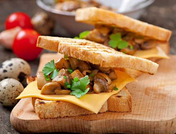 Τοστ σάντουιτς με μανιτάρι, τυρί και το μαϊντανό, επιλεκτική εστίαση — Φωτογραφία Αρχείου
