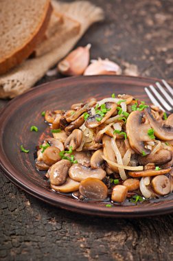 Kızarmış yağlı mantar ve soğan